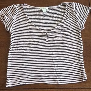 V-neck t-shirt